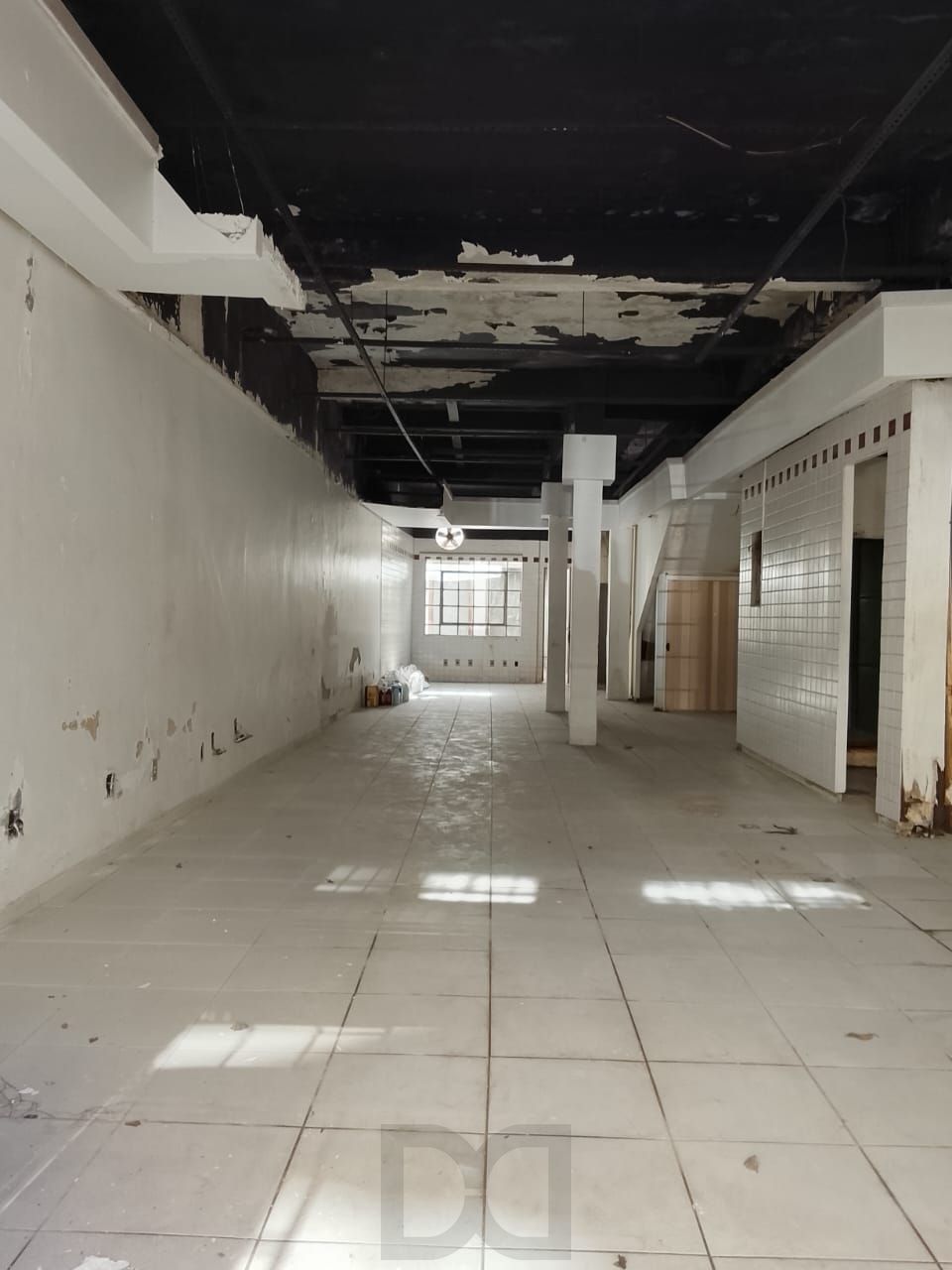 Loja Duplex na Duque de Caxias, desocupada espaço amplo. Preço atrativo. — foto 58