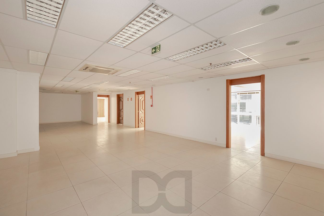 OPORTUNIDADE - Conjunto Comercial, meio andar inteiro com várias salas e salão! — foto 12