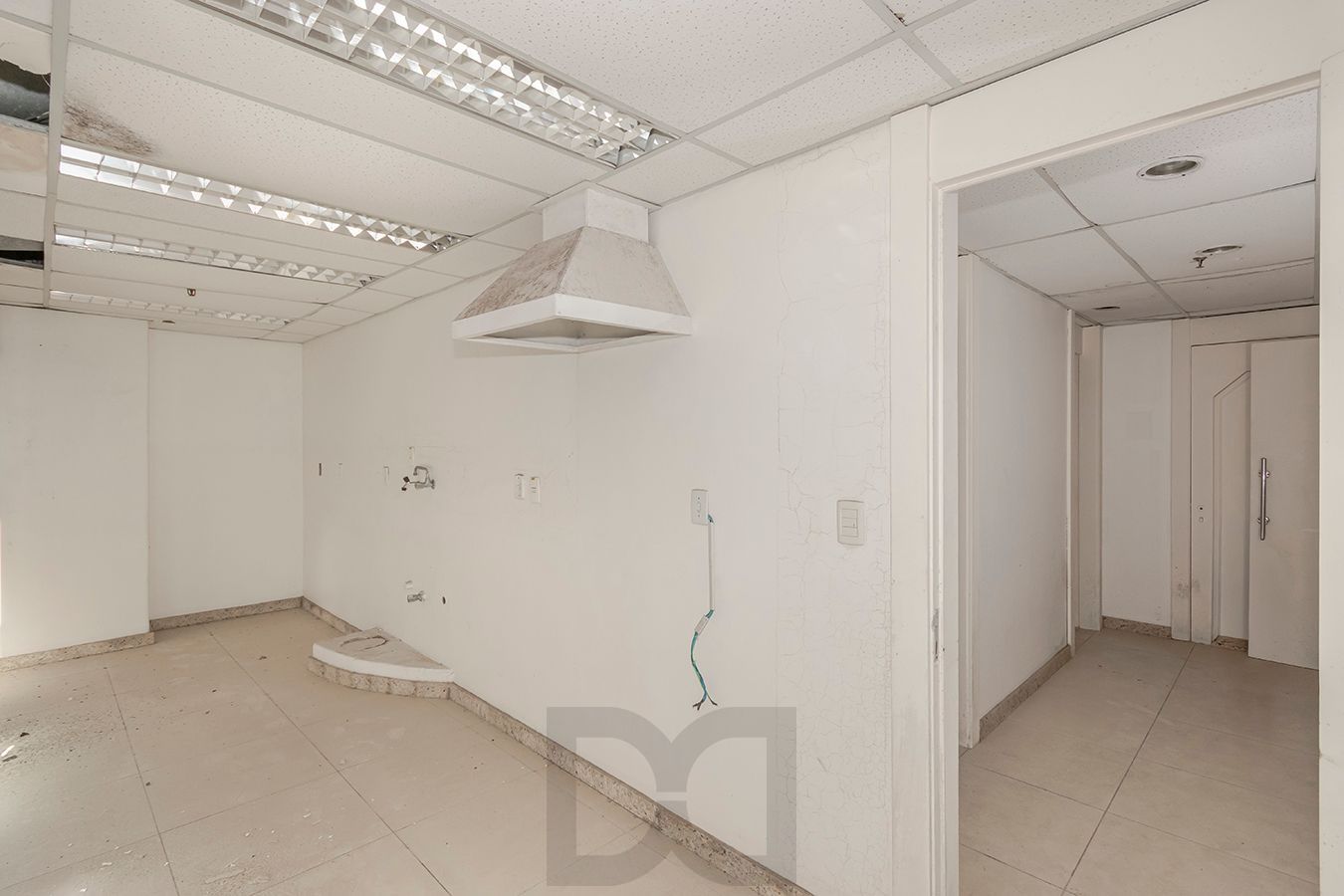 OPORTUNIDADE - Conjunto Comercial, meio andar inteiro com várias salas e salão! — foto 45