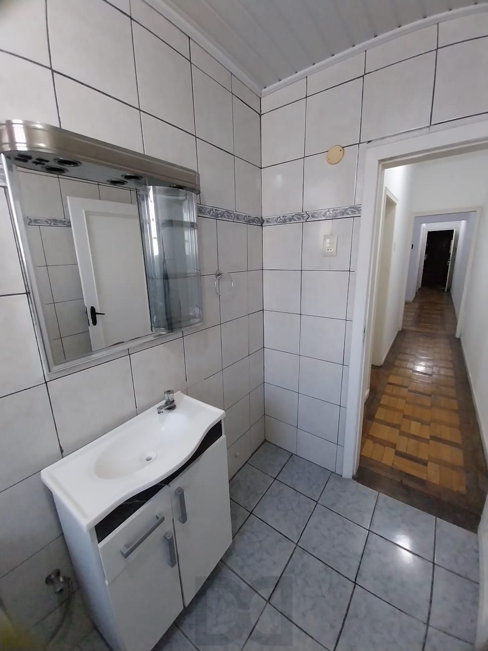 Oportunidade apto 2 dormitórios, c/ sacada em um deles e área de serviço. Centro Histórico P. Alegre. — foto 3