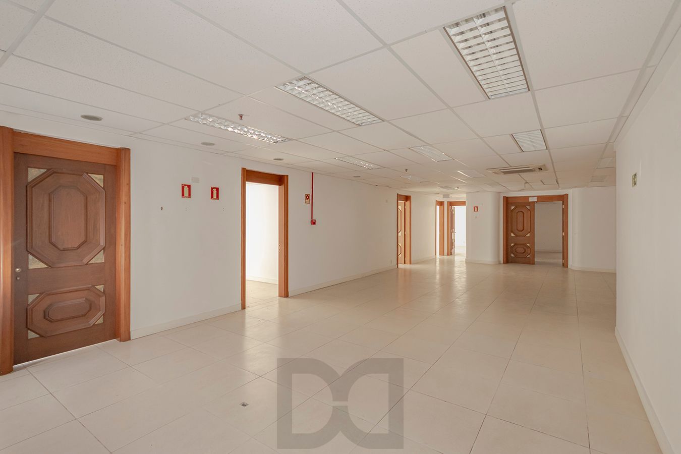 OPORTUNIDADE - Conjunto Comercial, meio andar inteiro com várias salas e salão! — foto 17