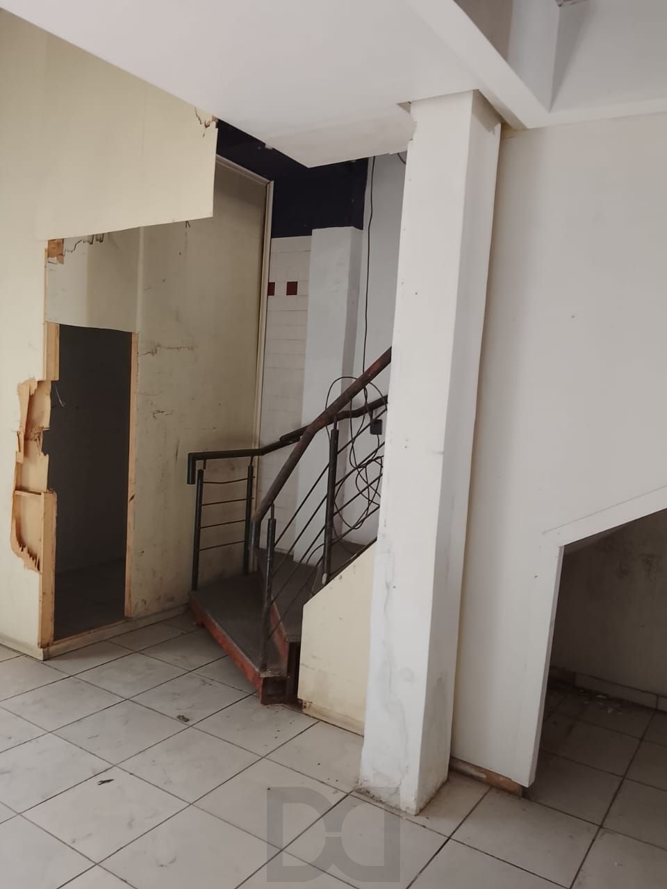 Loja Duplex na Duque de Caxias, desocupada espaço amplo. Preço atrativo. — foto 7