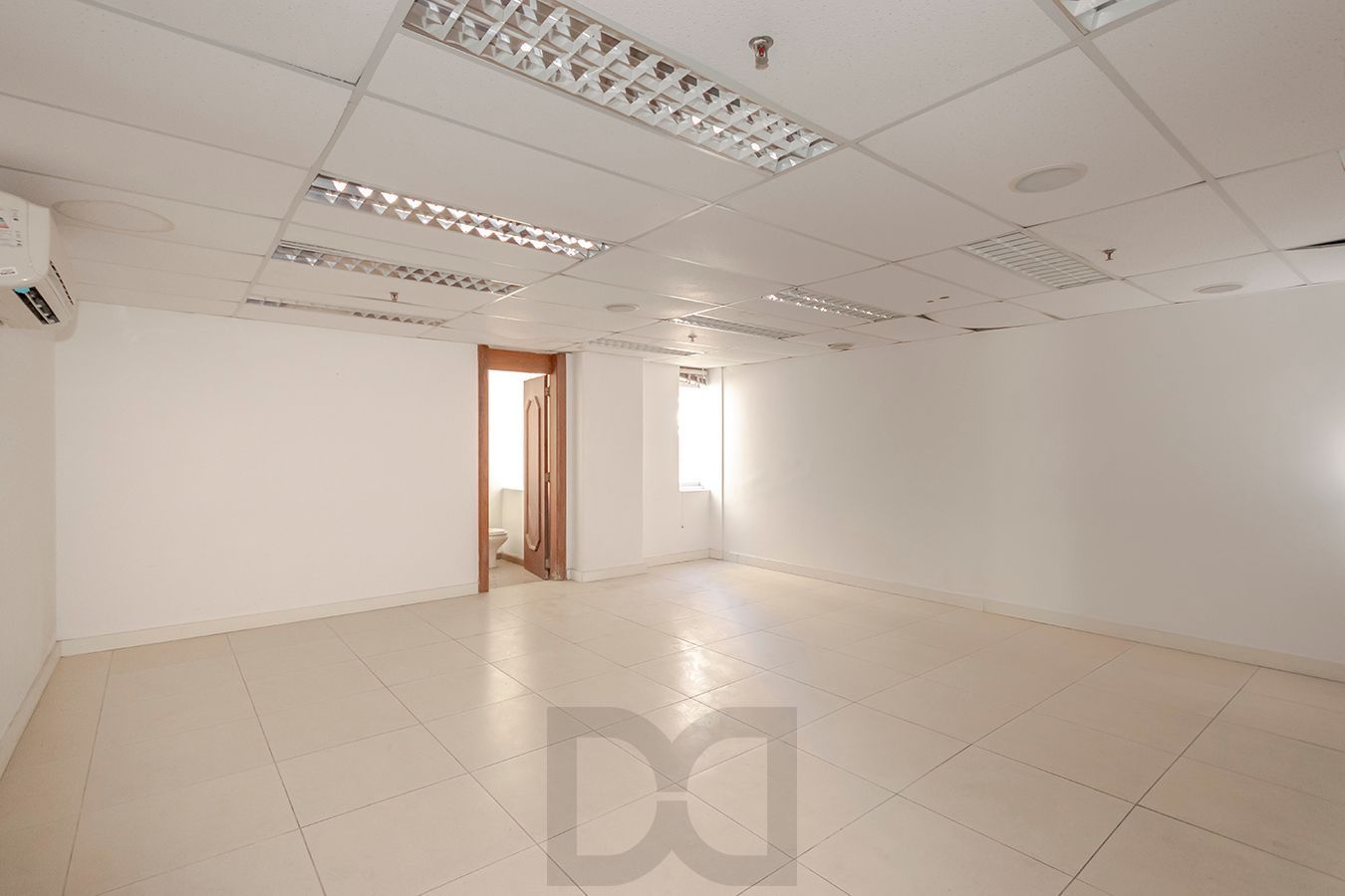 OPORTUNIDADE - Conjunto Comercial, meio andar inteiro com várias salas e salão! — foto 8
