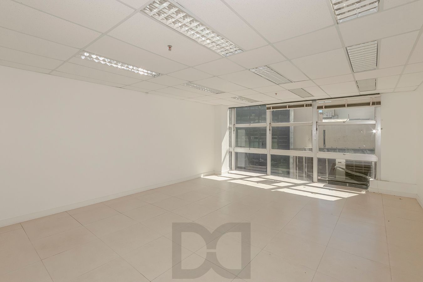 OPORTUNIDADE - Conjunto Comercial, meio andar inteiro com várias salas e salão! — foto 35