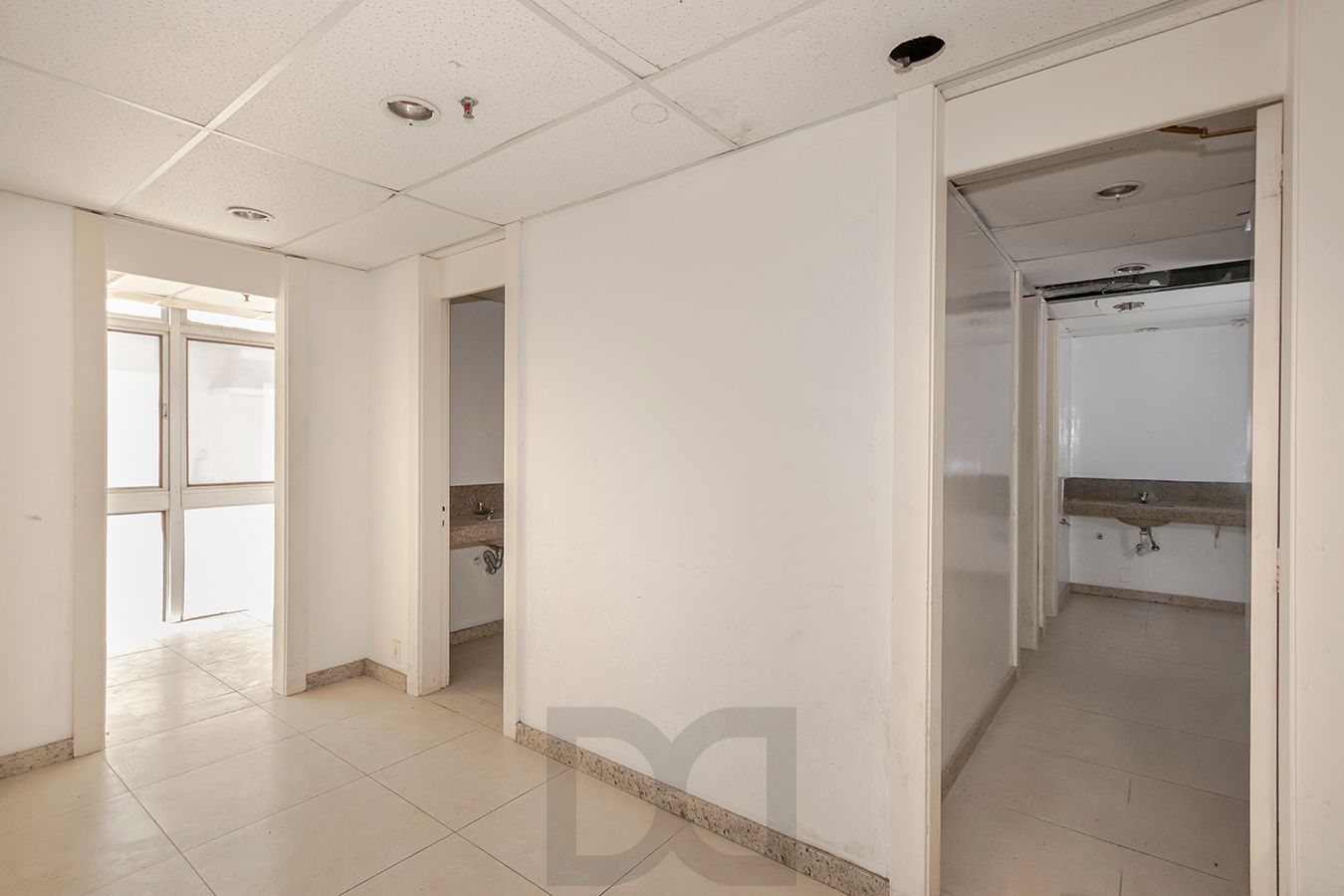 OPORTUNIDADE - Conjunto Comercial, meio andar inteiro com várias salas e salão! — foto 38