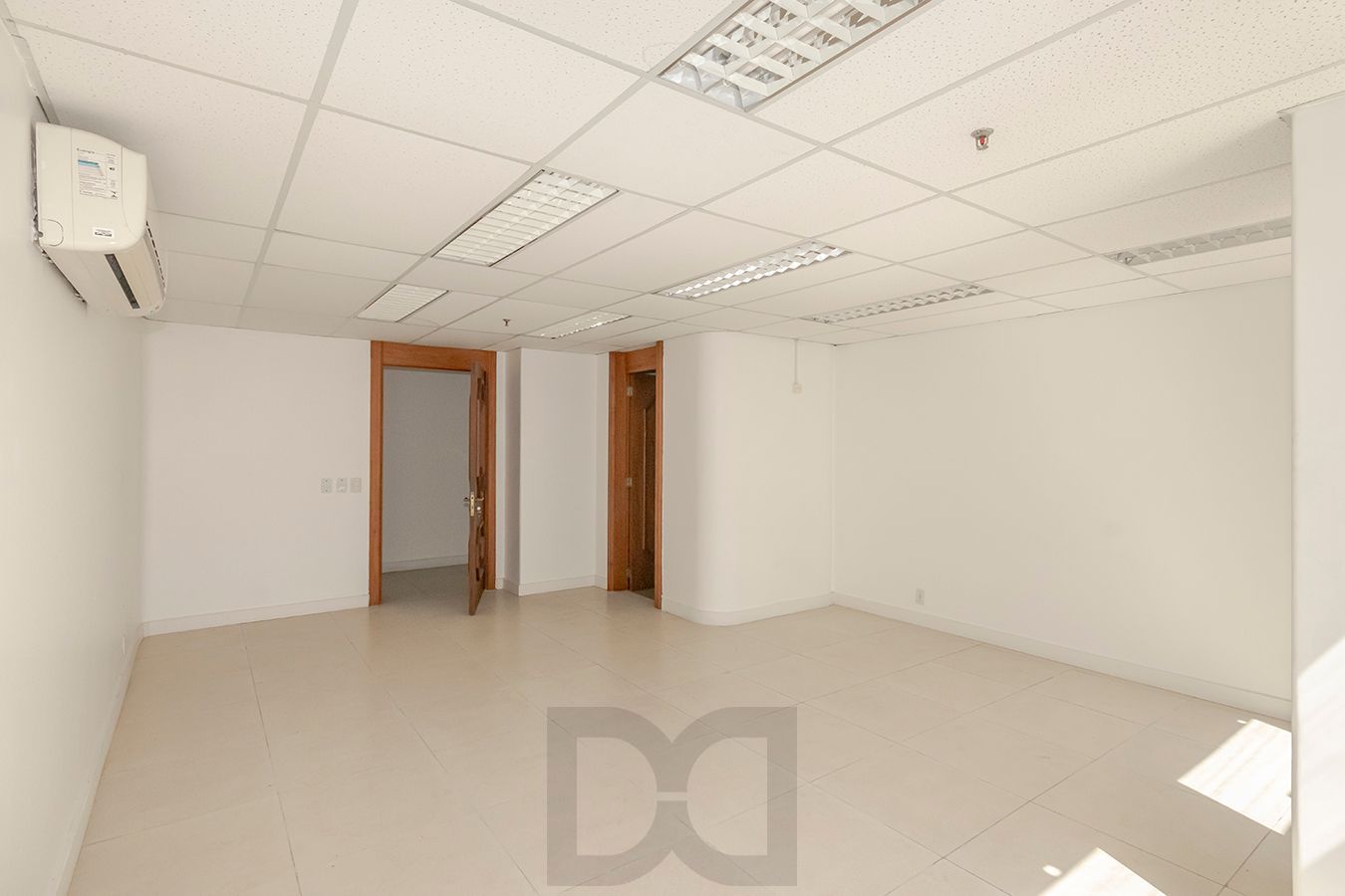 OPORTUNIDADE - Conjunto Comercial, meio andar inteiro com várias salas e salão! — foto 11