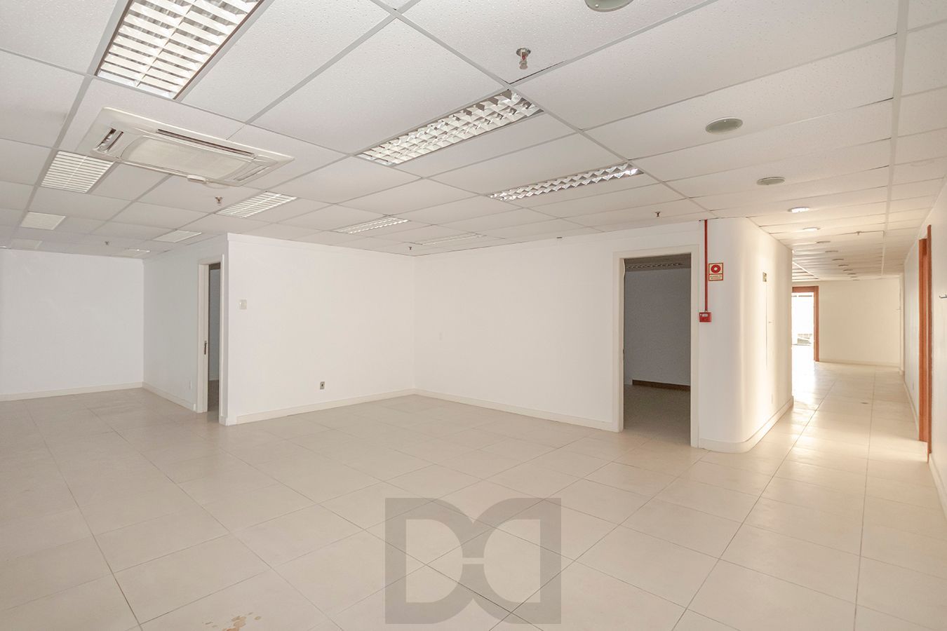 OPORTUNIDADE - Conjunto Comercial, meio andar inteiro com várias salas e salão! — foto 28