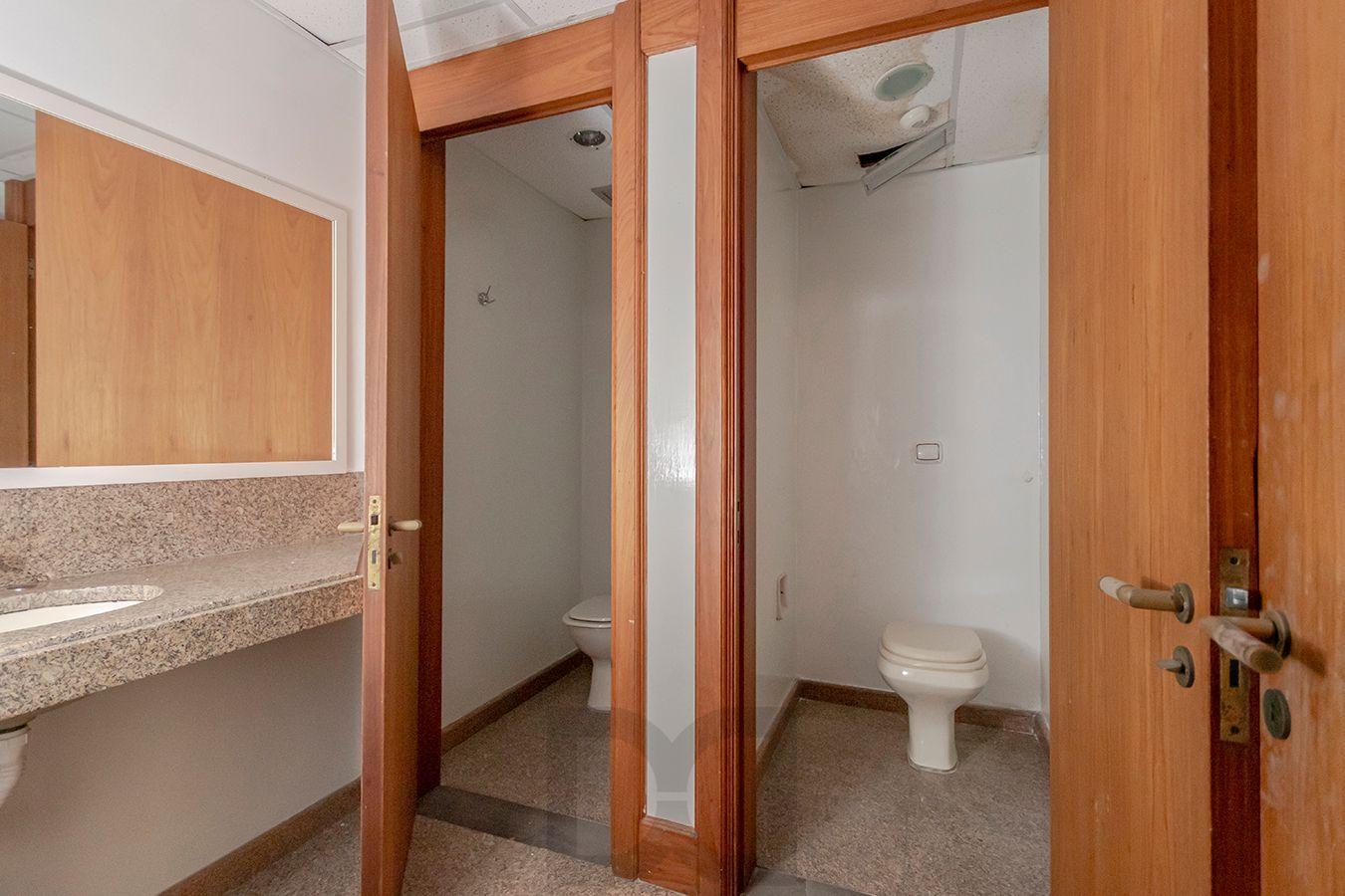 OPORTUNIDADE - Conjunto Comercial, meio andar inteiro com várias salas e salão! — foto 39