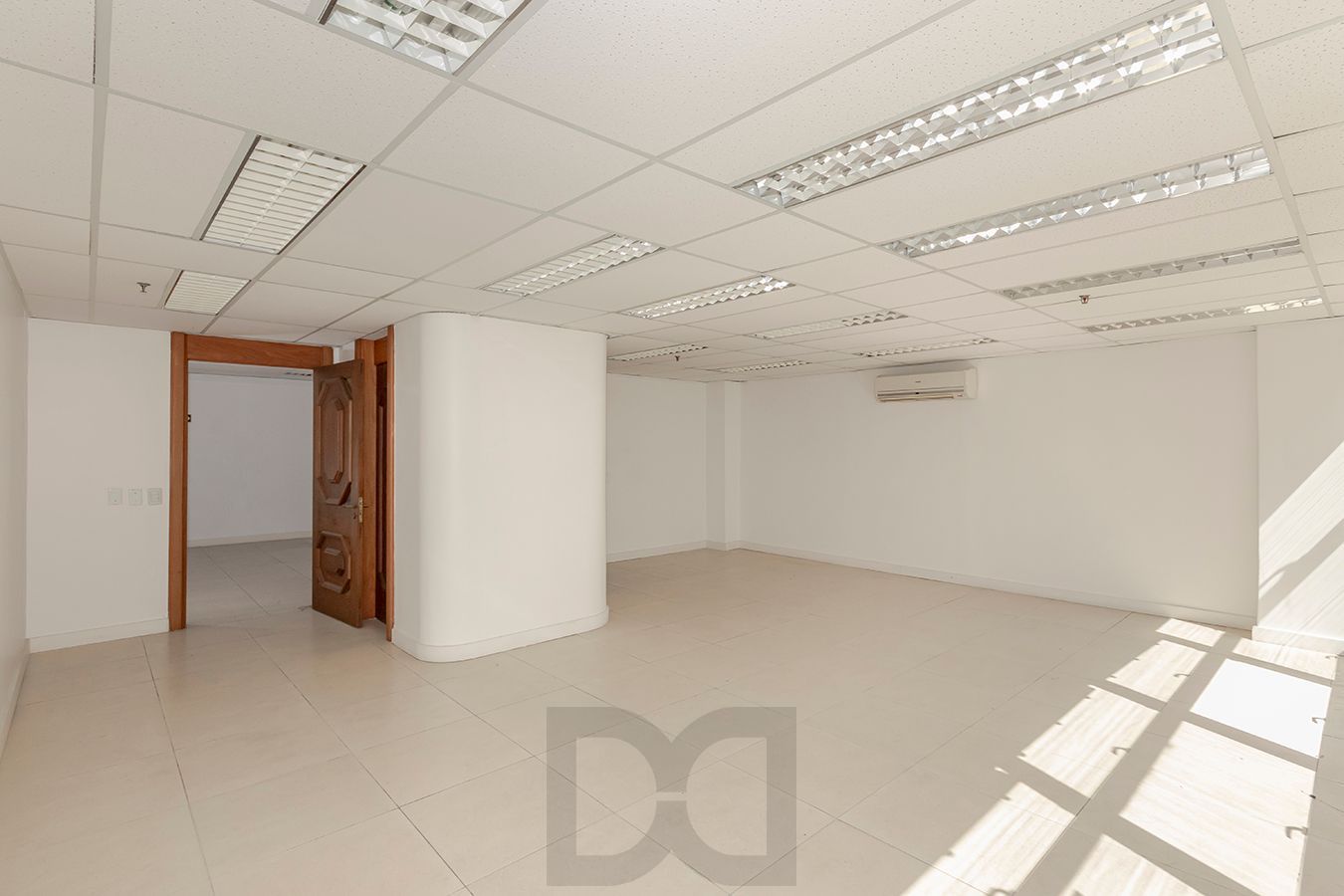 OPORTUNIDADE - Conjunto Comercial, meio andar inteiro com várias salas e salão! — foto 15
