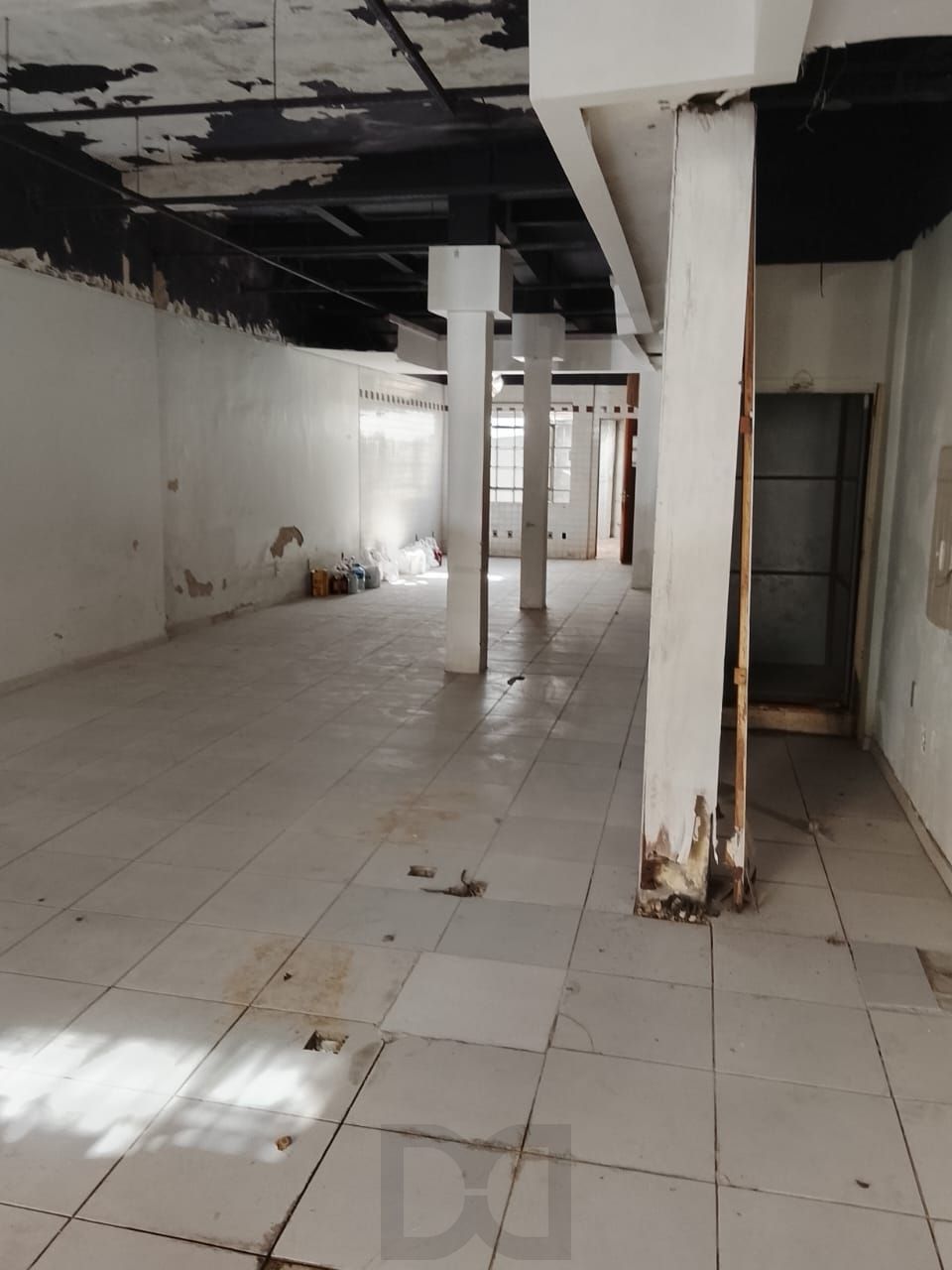 Loja Duplex na Duque de Caxias, desocupada espaço amplo. Preço atrativo. — foto 52