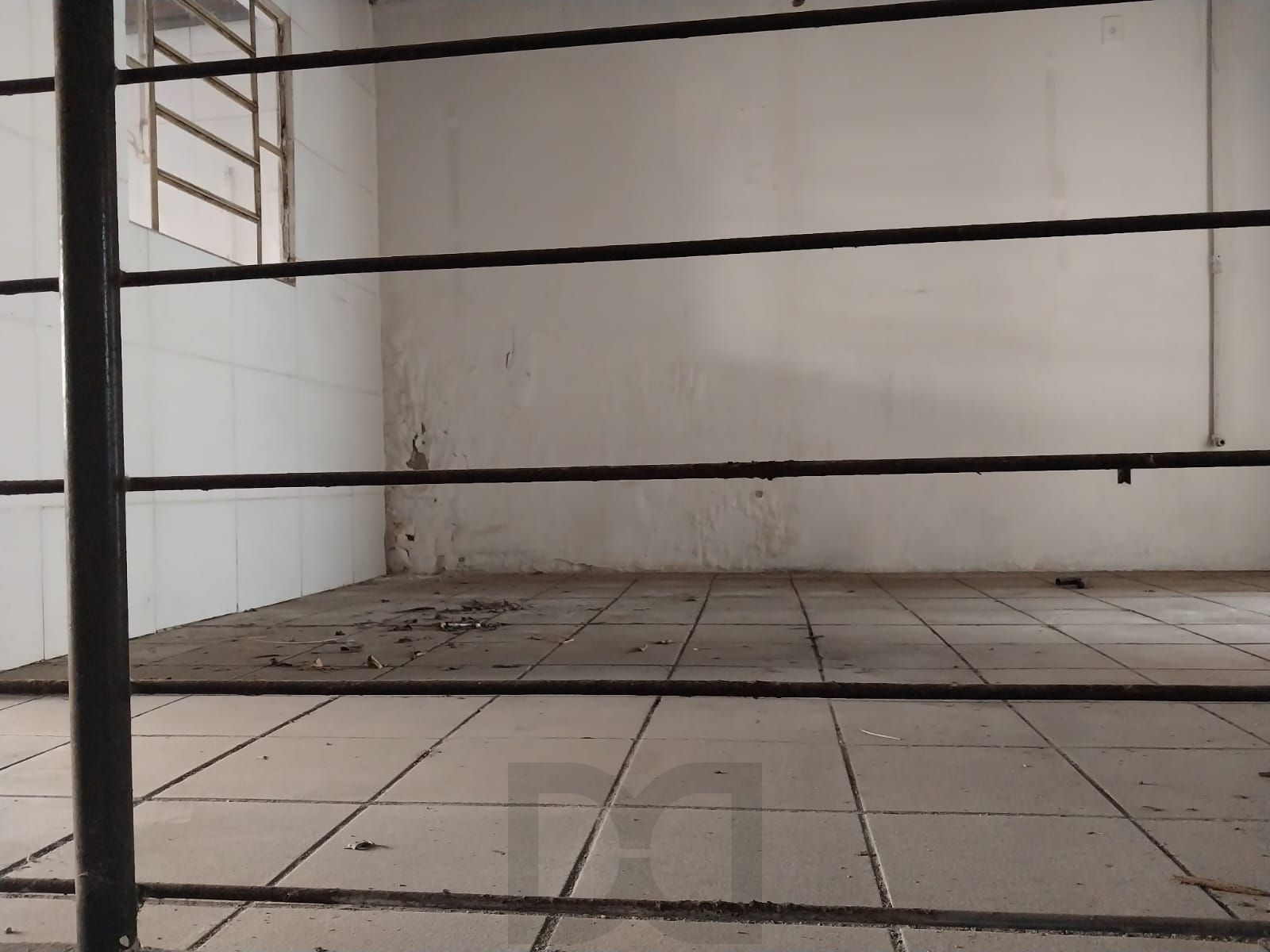 Loja Duplex na Duque de Caxias, desocupada espaço amplo. Preço atrativo. — foto 9