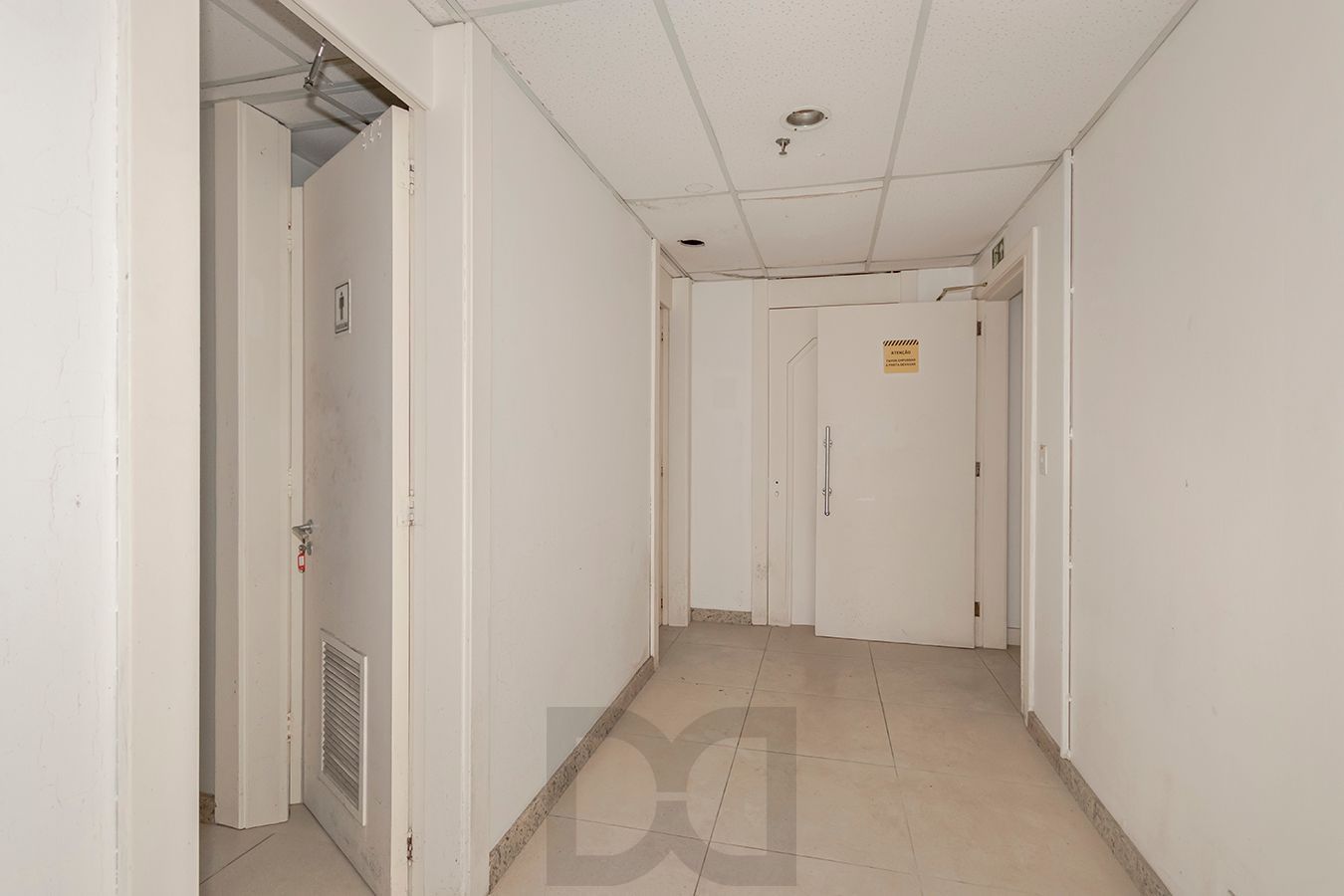 OPORTUNIDADE - Conjunto Comercial, meio andar inteiro com várias salas e salão! — foto 42