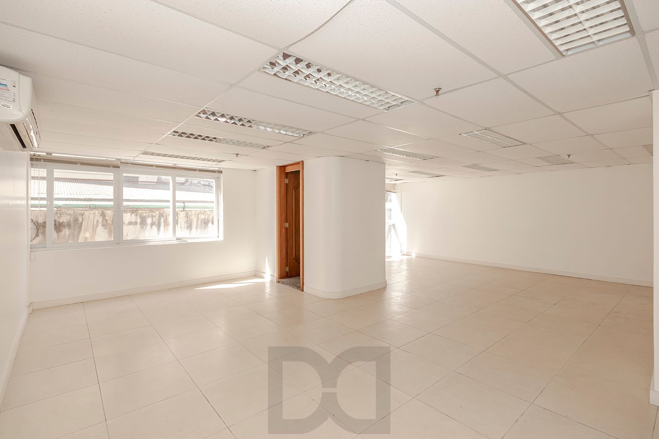 OPORTUNIDADE - Conjunto Comercial, meio andar inteiro com várias salas e salão! — foto 7