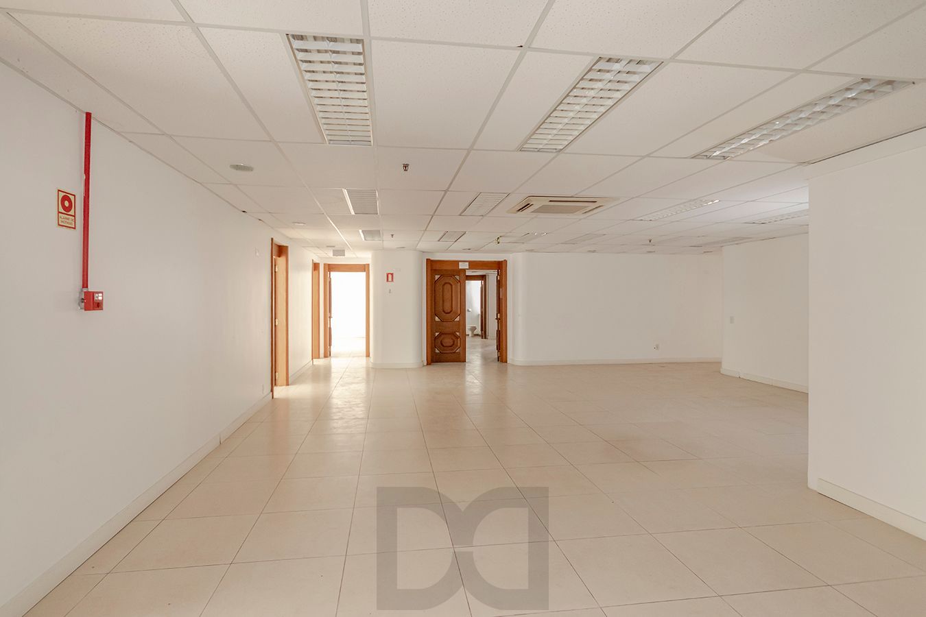 OPORTUNIDADE - Conjunto Comercial, meio andar inteiro com várias salas e salão! — foto 9