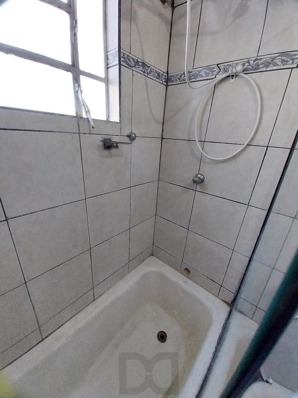 Oportunidade apto 2 dormitórios, c/ sacada em um deles e área de serviço. Centro Histórico P. Alegre. — foto 4