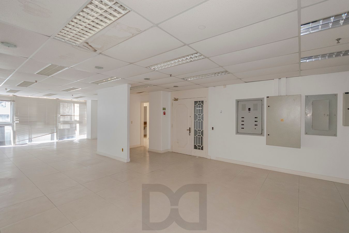 OPORTUNIDADE - Conjunto Comercial, meio andar inteiro com várias salas e salão! — foto 37