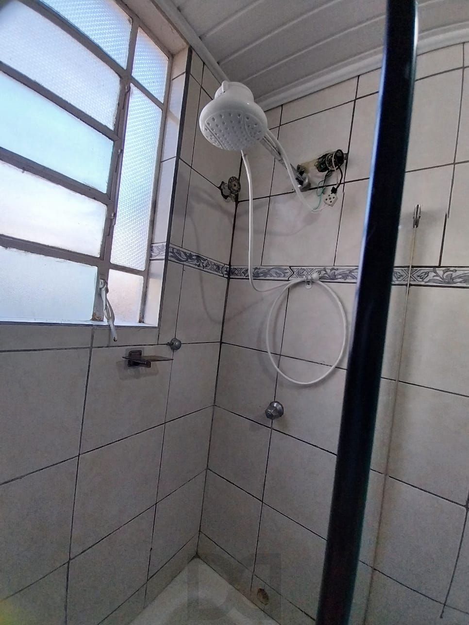 Oportunidade apto 2 dormitórios, c/ sacada em um deles e área de serviço. Centro Histórico P. Alegre. — foto 1