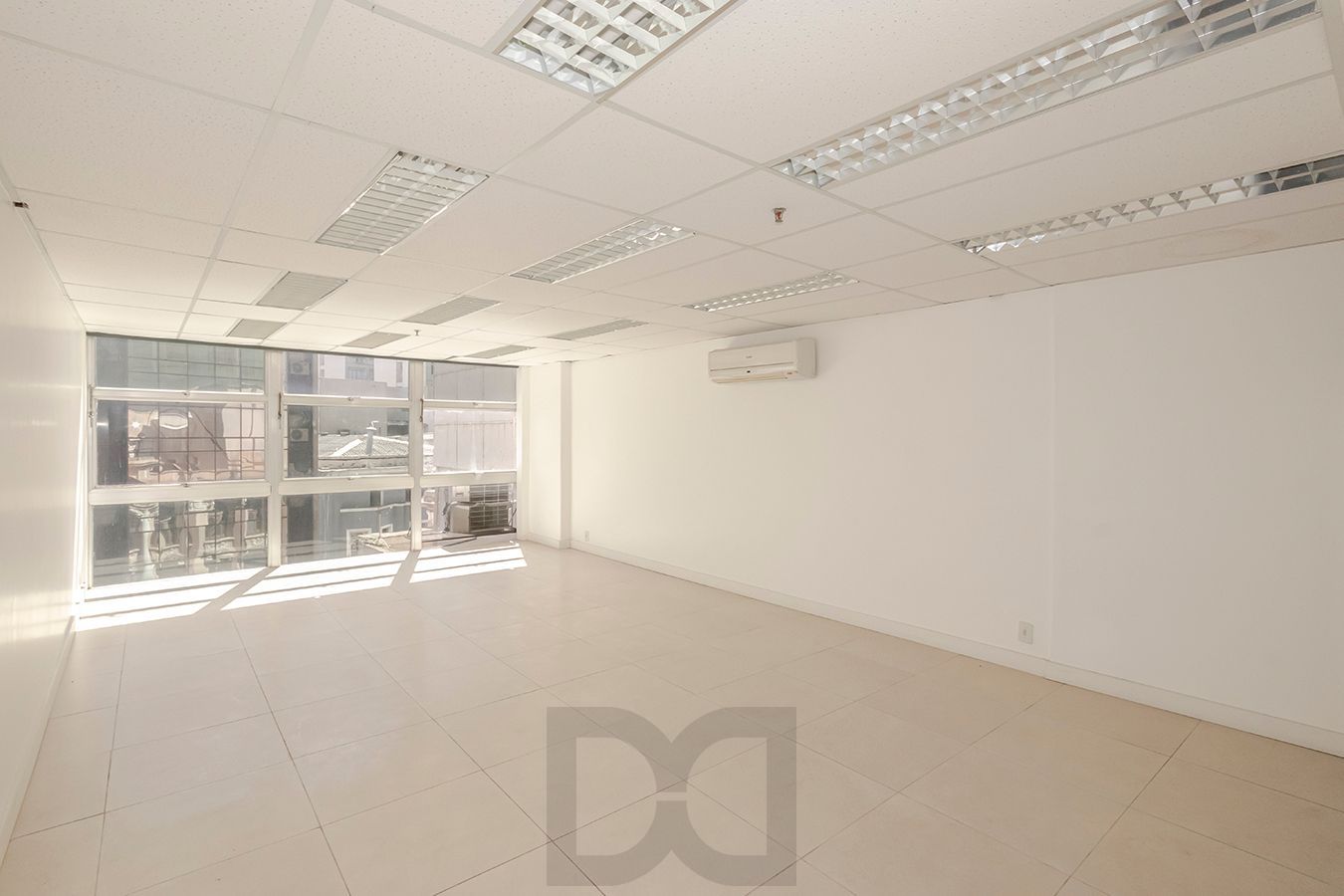 OPORTUNIDADE - Conjunto Comercial, meio andar inteiro com várias salas e salão! — foto 33