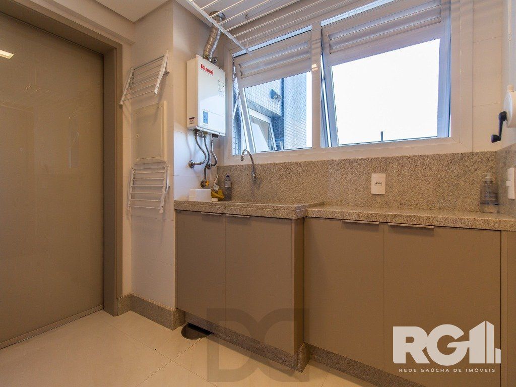Belíssimo apartamento todo decorado por arquiteto. Apartamento com 170 m2, 3 suítes, sendo 1 suíte máster no bairro Petrópolis. — foto 19