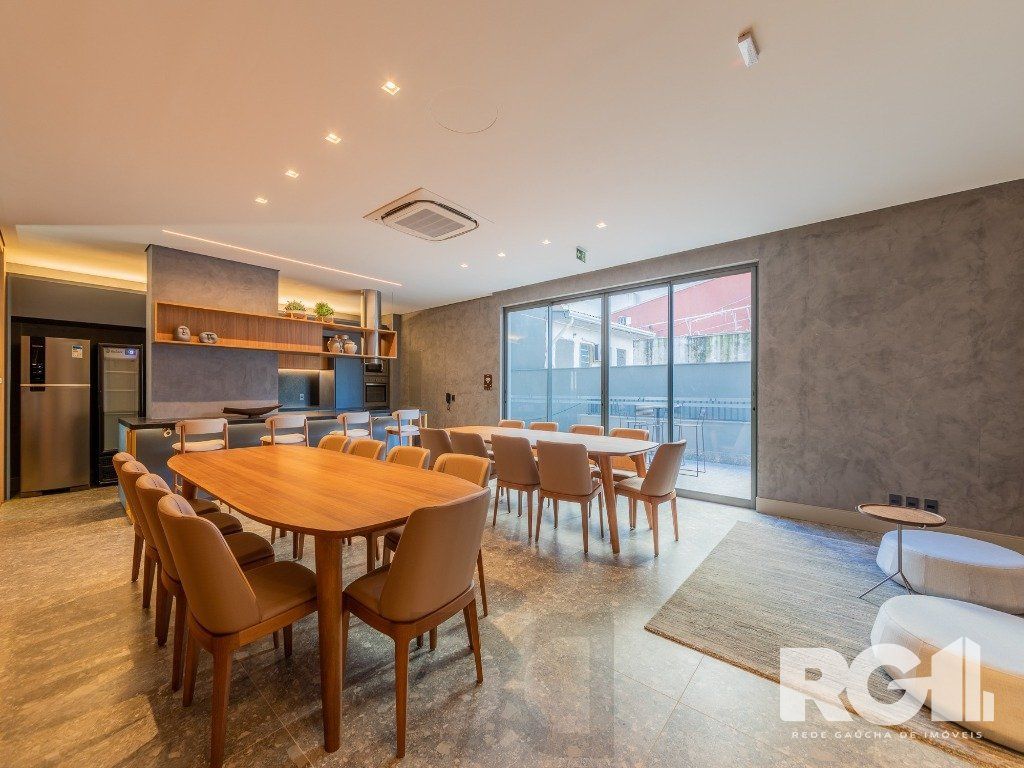 Loft de alto padrão construtivo no bairro Moinhos de Vento, planta de 29,60 m2 privativos com porcelanato, forro em gesso e aberturas em alumínio com vidros duplos. — foto 11