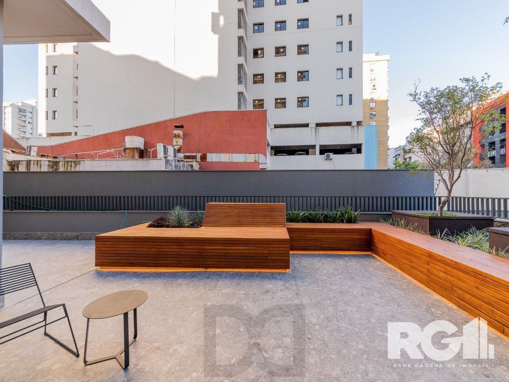 Loft de alto padrão construtivo no bairro Moinhos de Vento, planta de 29,60 m2 privativos com porcelanato, forro em gesso e aberturas em alumínio com vidros duplos. — foto 16