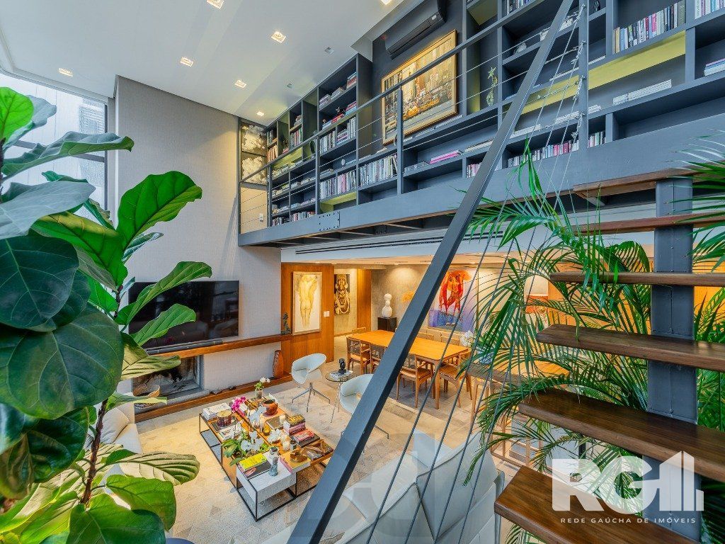 Belíssimo apartamento no Glass Aurélio andar alto, Living com pé direito duplo, 174m² privativos finamente decorado no Moinhos de Vento — foto 13