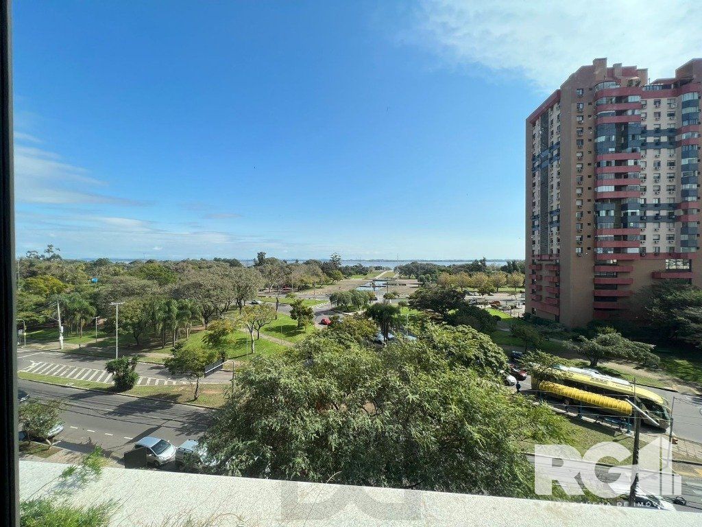 Apartamento com 143 m² privativos, possui 3 suítes, (sendo 1 máster), living, cozinha, dependência de empregada, lavabo, 143 m² de área privativa, 2 vagas de garagem. — foto 7