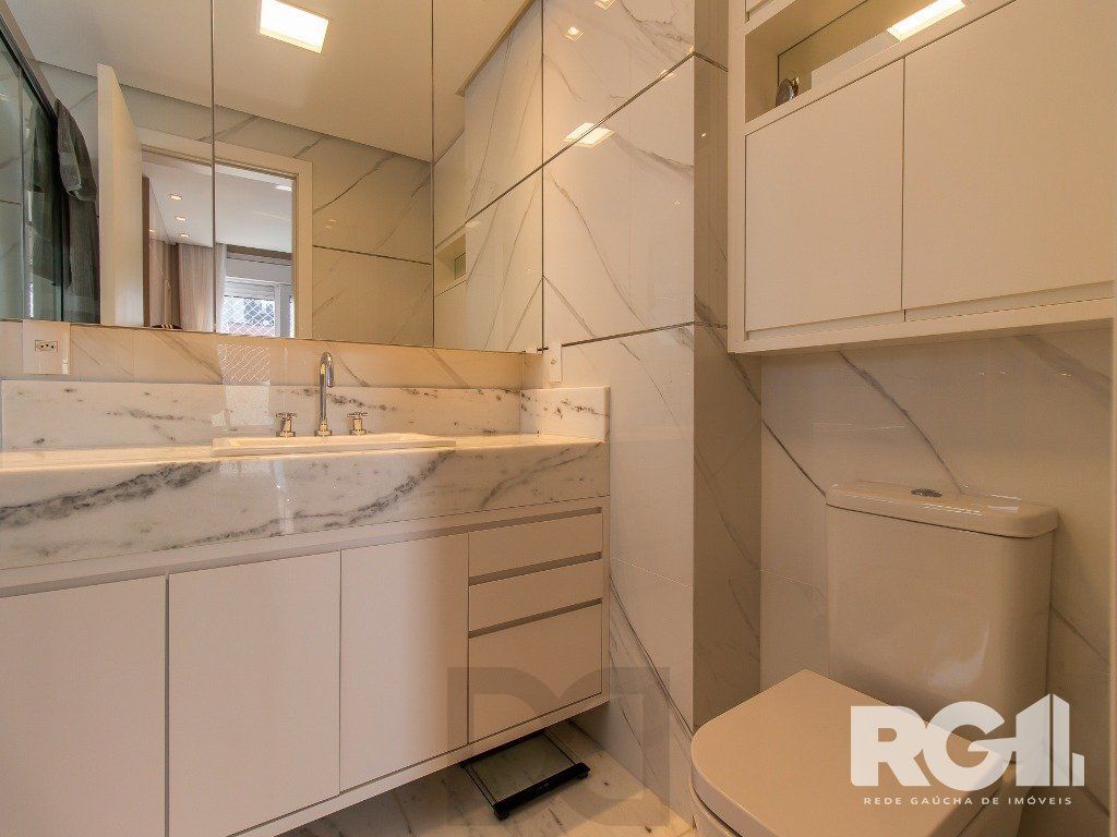 Belíssimo apartamento todo decorado por arquiteto. Apartamento com 170 m2, 3 suítes, sendo 1 suíte máster no bairro Petrópolis. — foto 34