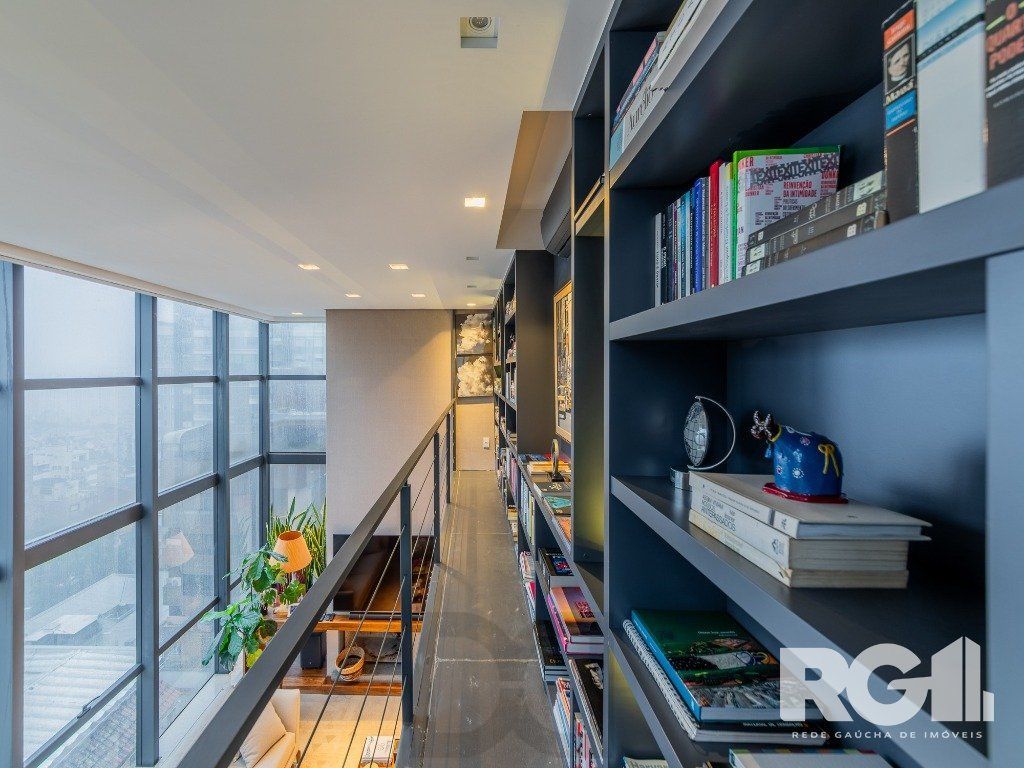 Belíssimo apartamento no Glass Aurélio andar alto, Living com pé direito duplo, 174m² privativos finamente decorado no Moinhos de Vento — foto 14
