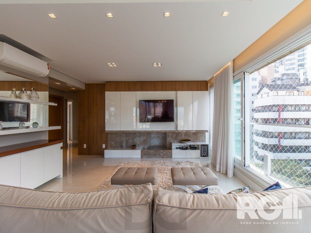 Belíssimo apartamento todo decorado por arquiteto. Apartamento com 170 m2, 3 suítes, sendo 1 suíte máster no bairro Petrópolis. — foto 7