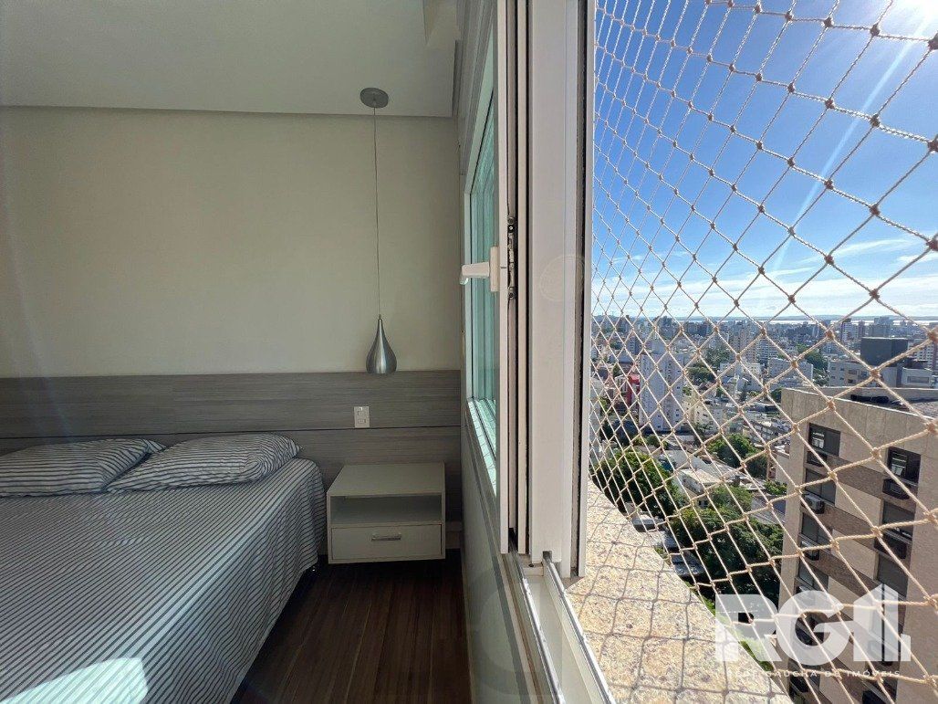 Espetacular apartamento para VENDA mobiliado, 3 dormitórios, 2 vagas cobertas, infra completa no coração do Bairro Petrópolis. — foto 13