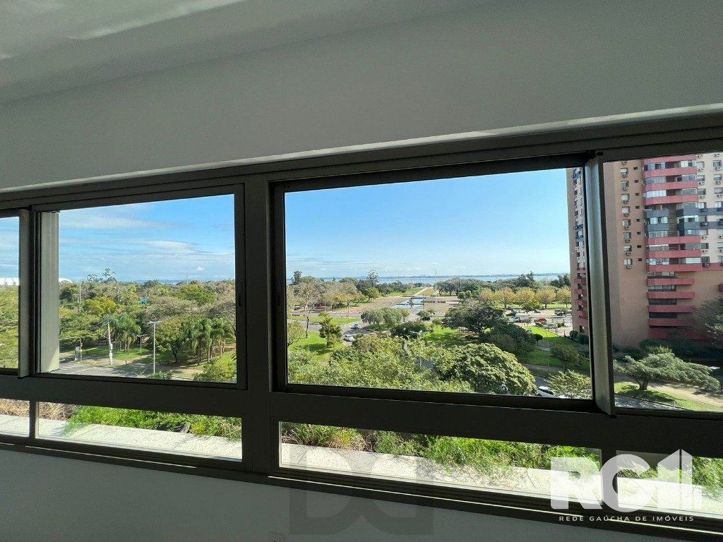 Apartamento com 143 m² privativos, possui 3 suítes, (sendo 1 máster), living, cozinha, dependência de empregada, lavabo, 143 m² de área privativa, 2 vagas de garagem. — foto 3