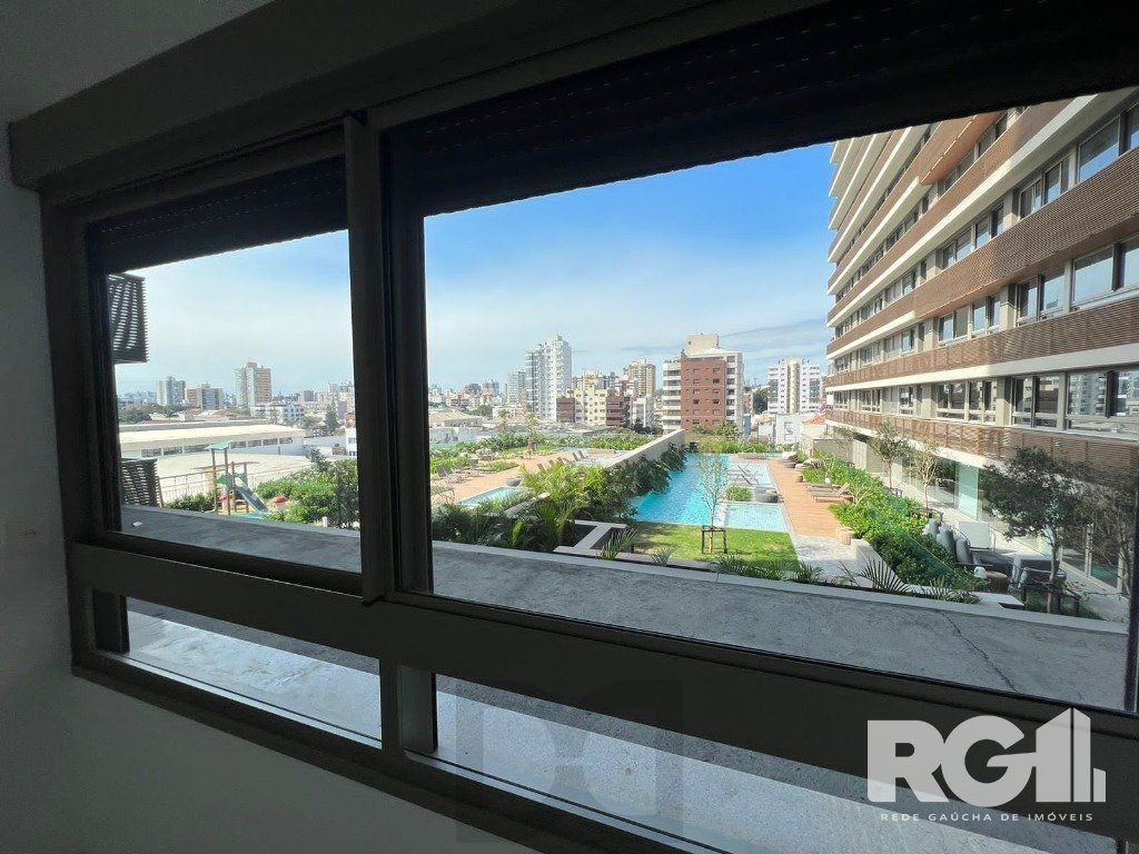 Apartamento com 143 m² privativos, possui 3 suítes, (sendo 1 máster), living, cozinha, dependência de empregada, lavabo, 143 m² de área privativa, 2 vagas de garagem. — foto 8