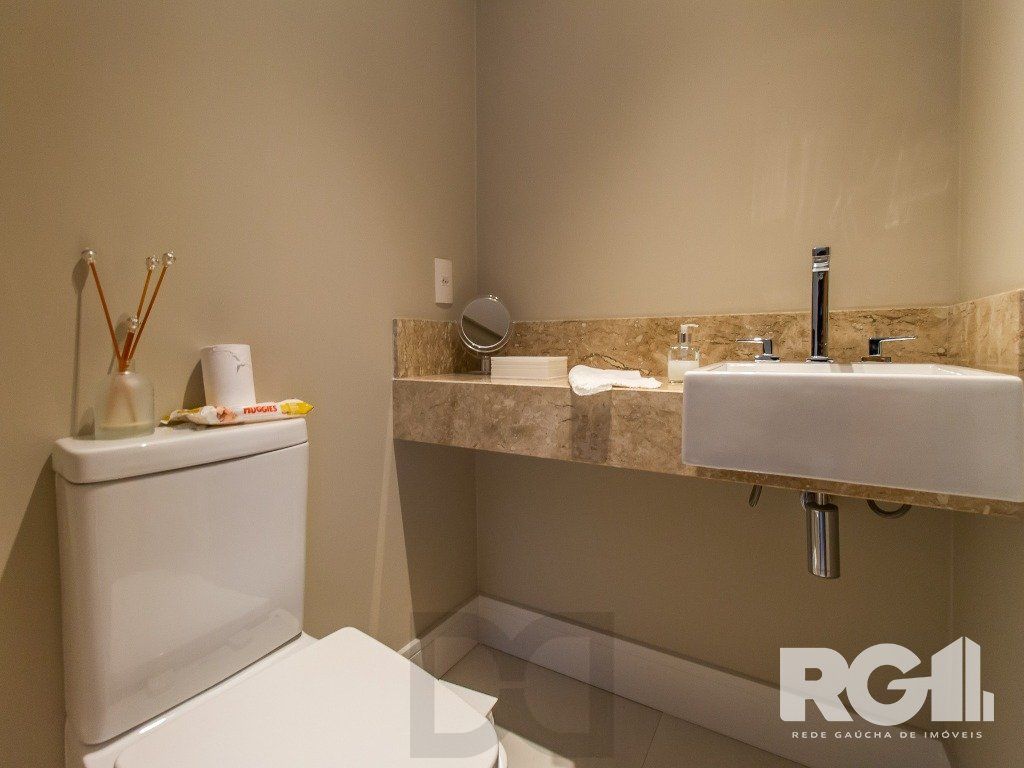 Belíssimo apartamento todo decorado por arquiteto. Apartamento com 170 m2, 3 suítes, sendo 1 suíte máster no bairro Petrópolis. — foto 16
