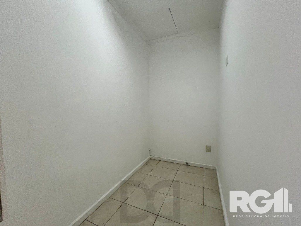 Loja térrea em condomínio de 45 m2 com vaga para alugar no bairro Floresta. — foto 6