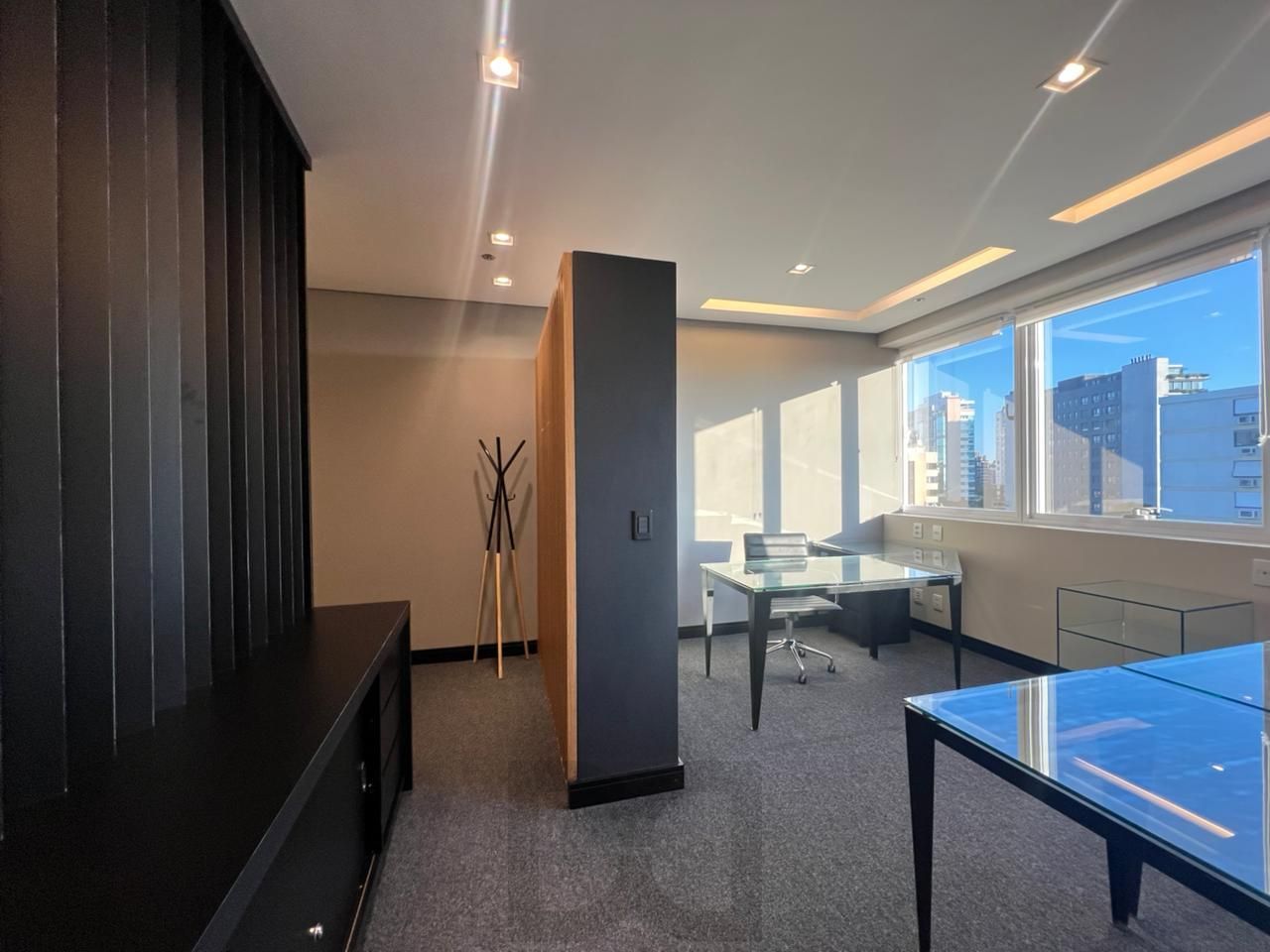 Sala comercial mobiliada com 40 m2 para alugar na Av. Anita Garibaldi. — foto 2