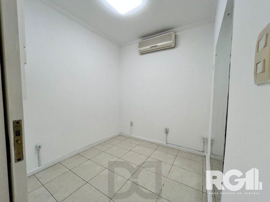 Loja térrea em condomínio de 45 m2 com vaga para alugar no bairro Floresta. — foto 5