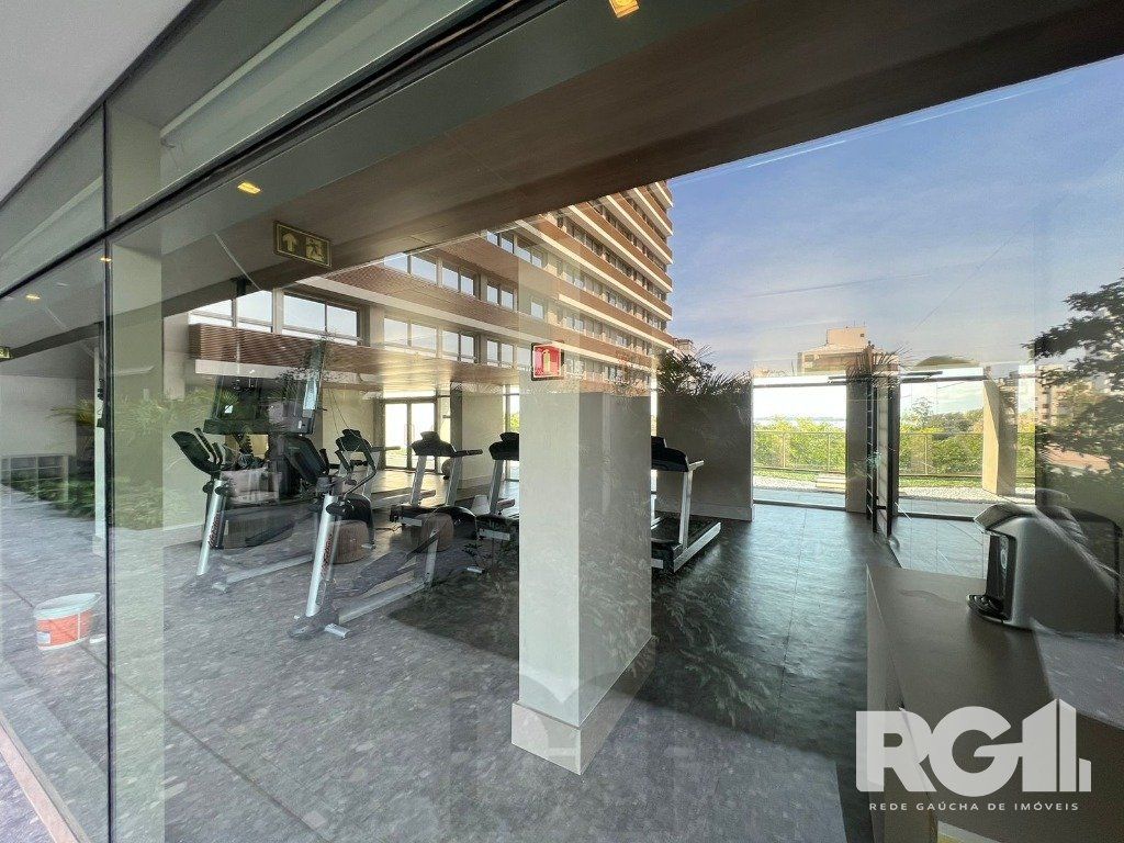 Apartamento com 143 m² privativos, possui 3 suítes, (sendo 1 máster), living, cozinha, dependência de empregada, lavabo, 143 m² de área privativa, 2 vagas de garagem. — foto 18