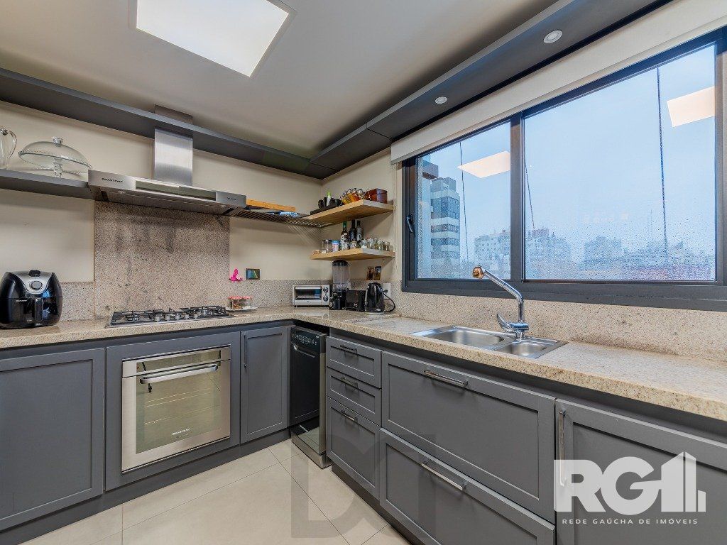 Belíssimo apartamento no Glass Aurélio andar alto, Living com pé direito duplo, 174m² privativos finamente decorado no Moinhos de Vento — foto 17