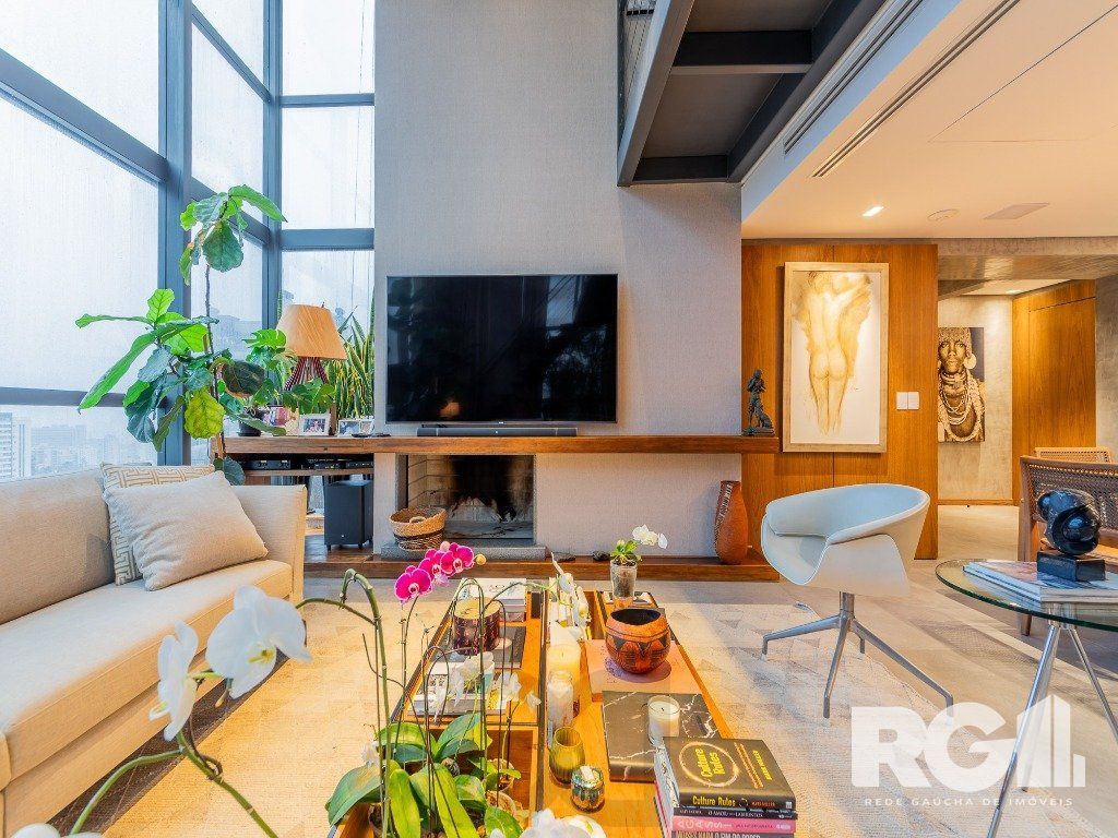 Belíssimo apartamento no Glass Aurélio andar alto, Living com pé direito duplo, 174m² privativos finamente decorado no Moinhos de Vento — foto 3