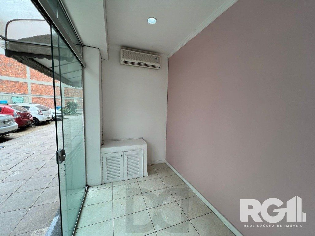 Loja térrea em condomínio de 45 m2 com vaga para alugar no bairro Floresta. — foto 3