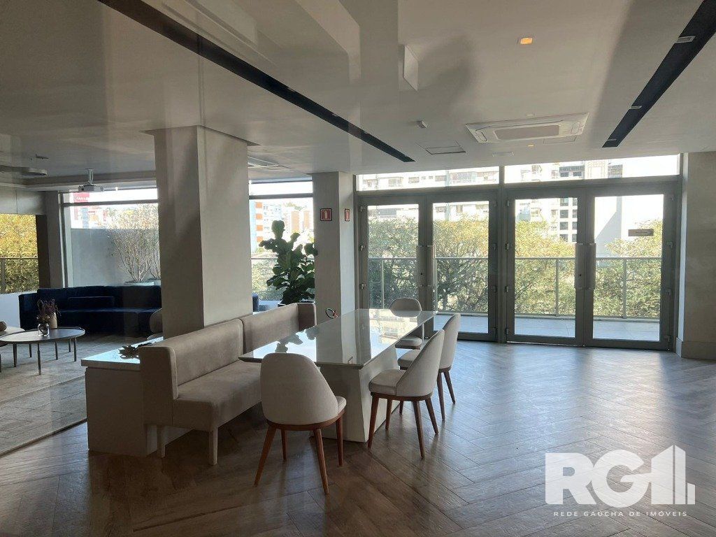 Apartamento com 143 m² privativos, possui 3 suítes, (sendo 1 máster), living, cozinha, dependência de empregada, lavabo, 143 m² de área privativa, 2 vagas de garagem. — foto 13