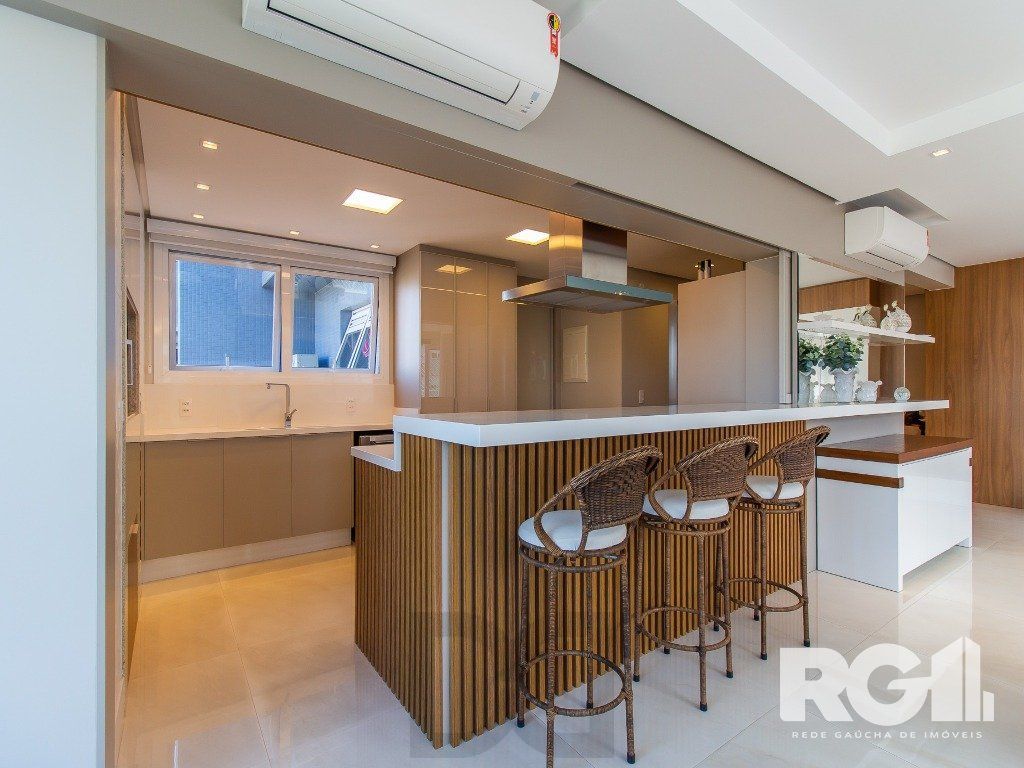 Belíssimo apartamento todo decorado por arquiteto. Apartamento com 170 m2, 3 suítes, sendo 1 suíte máster no bairro Petrópolis. — foto 10