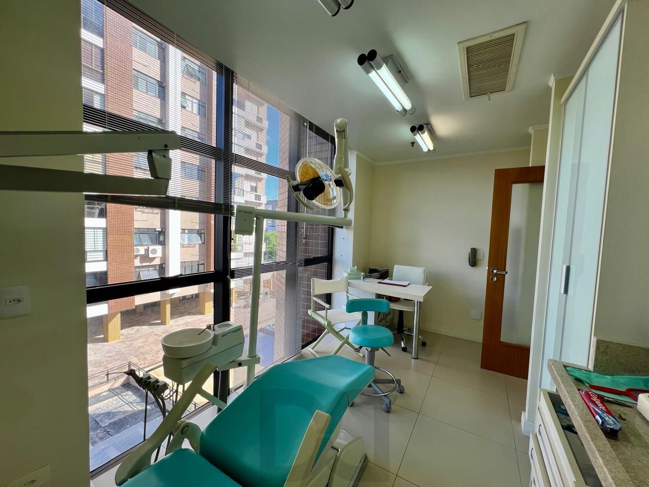Clínica Odontológica mobiliada e equipada, 38 m2 com 2 vagas individuais na Av. Vinte e Quatro de Outubro — foto 3