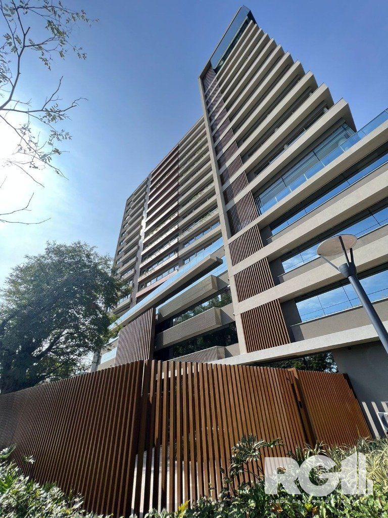 Apartamento com 143 m² privativos, possui 3 suítes, (sendo 1 máster), living, cozinha, dependência de empregada, lavabo, 143 m² de área privativa, 2 vagas de garagem. — foto 1