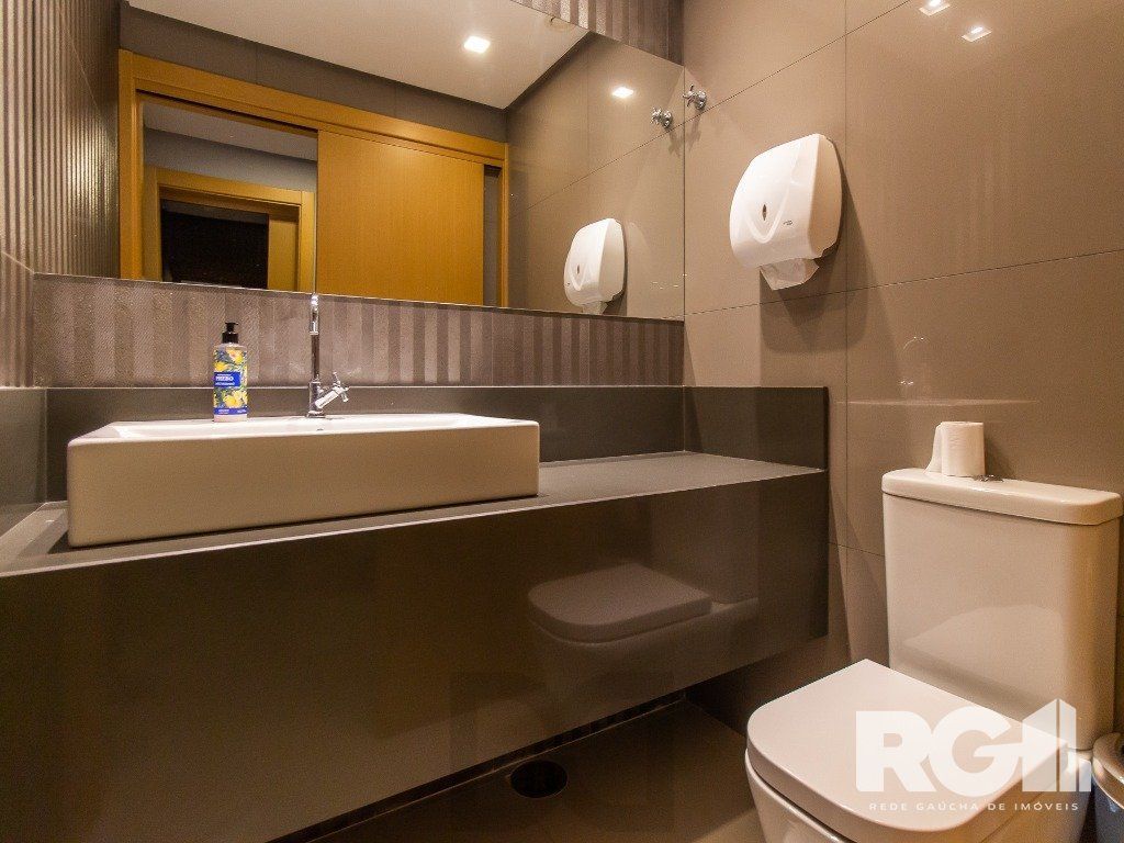 Belíssimo apartamento todo decorado por arquiteto. Apartamento com 170 m2, 3 suítes, sendo 1 suíte máster no bairro Petrópolis. — foto 47