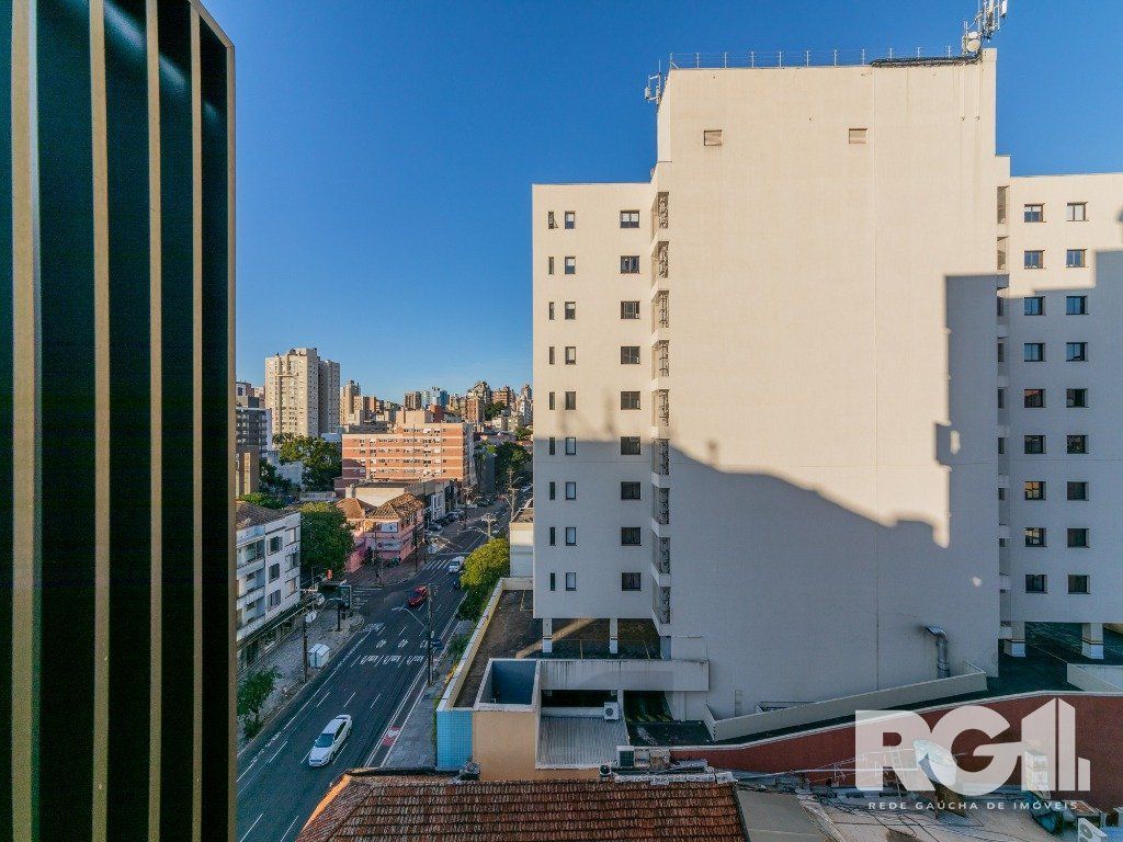 Loft de alto padrão construtivo no bairro Moinhos de Vento, planta de 29,60 m2 privativos com porcelanato, forro em gesso e aberturas em alumínio com vidros duplos. — foto 18