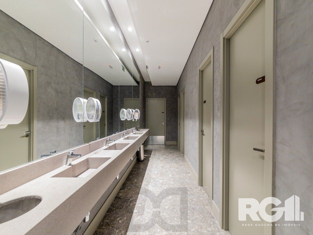 Loft de alto padrão construtivo no bairro Moinhos de Vento, planta de 29,60 m2 privativos com porcelanato, forro em gesso e aberturas em alumínio com vidros duplos. — foto 12