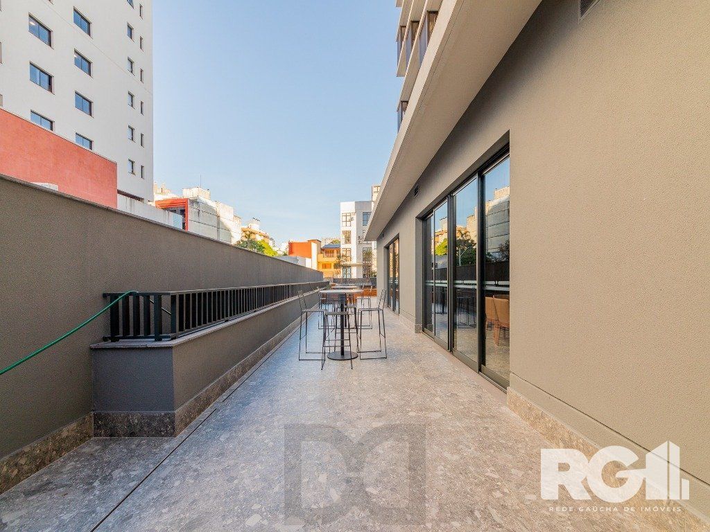 Loft de alto padrão construtivo no bairro Moinhos de Vento, planta de 29,60 m2 privativos com porcelanato, forro em gesso e aberturas em alumínio com vidros duplos. — foto 13