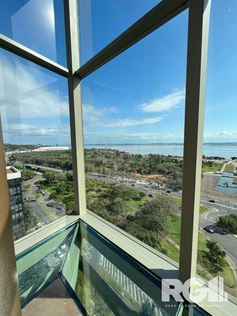 Apartamento com 143 m² privativos, possui 3 suítes, (sendo 1 máster), living, cozinha, dependência de empregada, lavabo, 143 m² de área privativa, 2 vagas de garagem. — foto 19